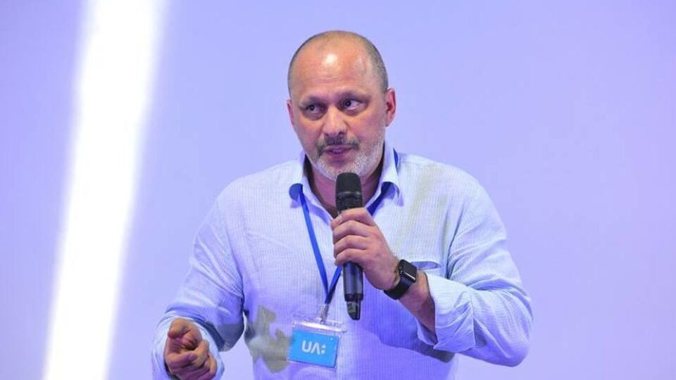 Аласанія про дебати: Буде дві сцени, буде два модератори або ведучі, і кожен із них буде стояти поруч з одним із кандидатів