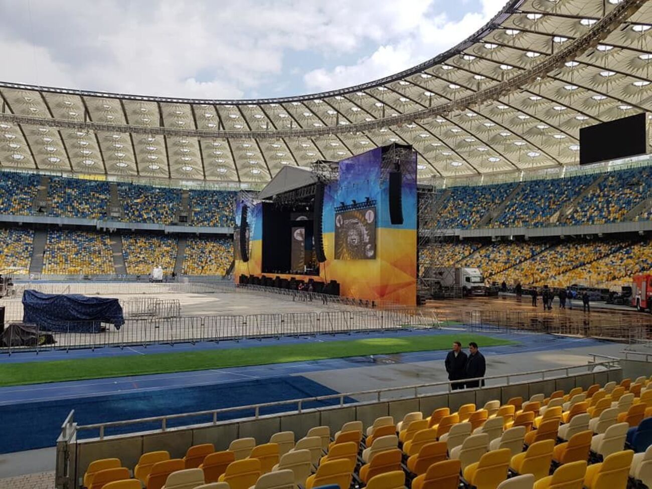 НСК "Олимпийский" подготовили к дебатам. Фоторепортаж