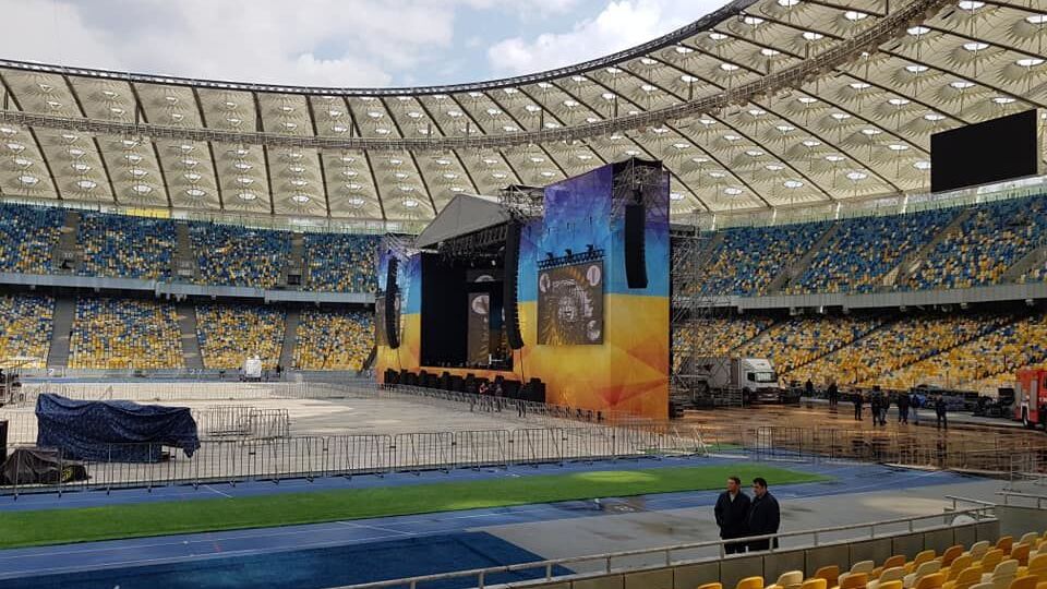 НСК "Олимпийский" подготовили к дебатам. Фоторепортаж