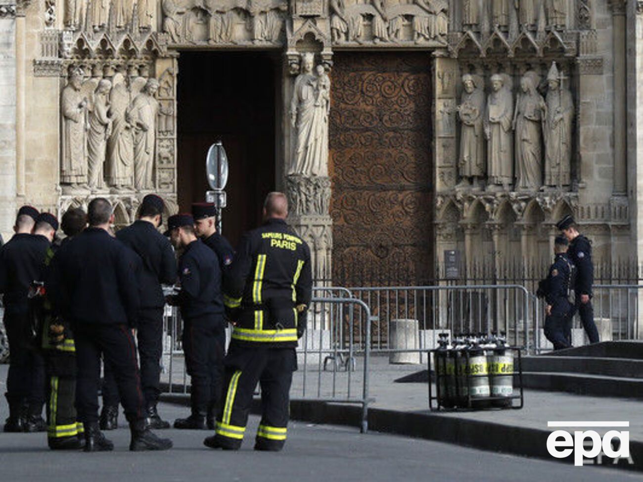 Не пострадавшие полотна извлекаются группами из шести-семи рабочих через главный вход с помощью приспособлений