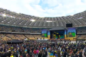 Команда Порошенка пропонувала перевести дебати у формат дискусії на сцені в центрі стадіону