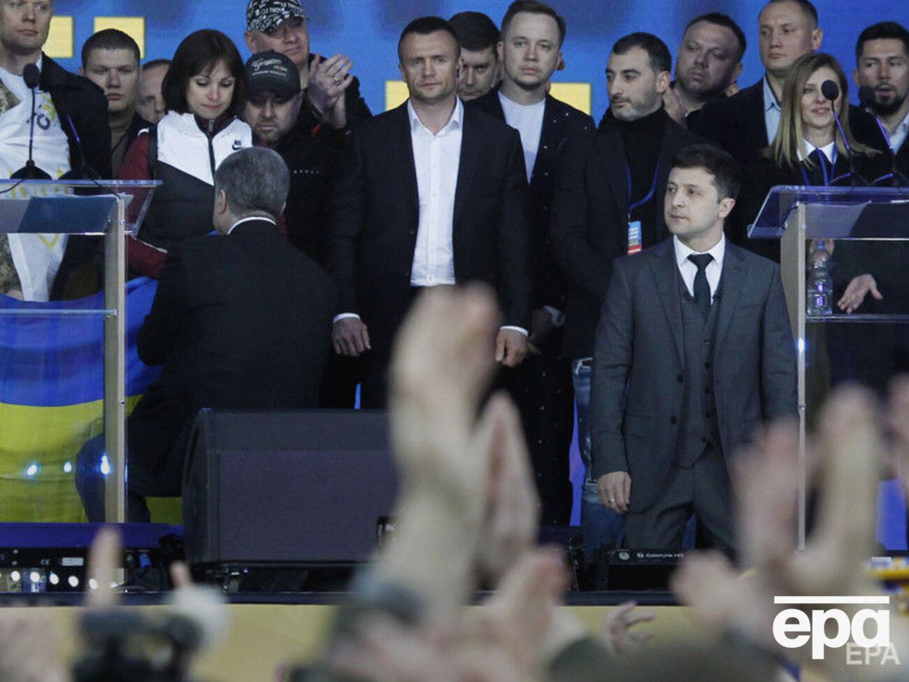 Зеленский и Порошенко стали на колени на НСК "Олимпийский"