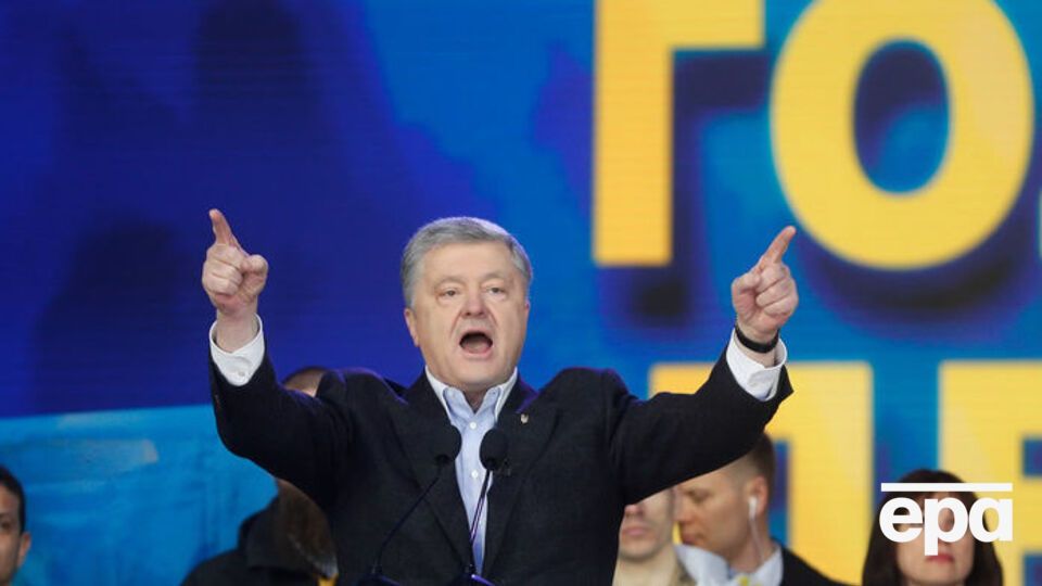 Порошенко остался в студии после сообщения о покушении