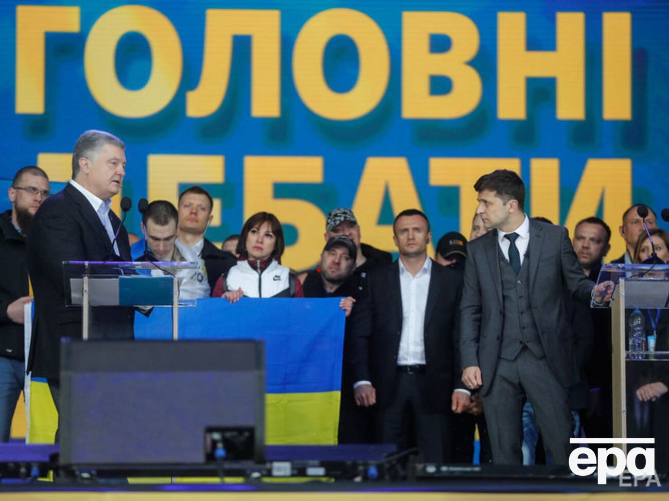 Дебаты проходили на одной сцене