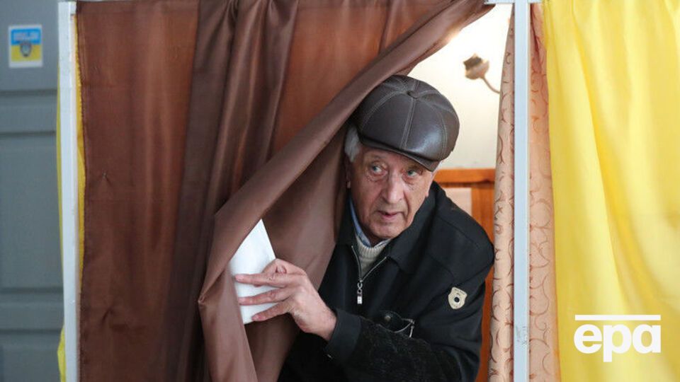 Явка виборців у першому турі, за даними ЦВК, становила 62,8%