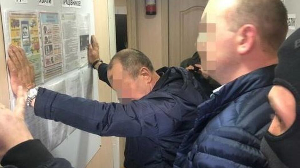 Правоохранители задержали директора на рабочем месте при получении части взятки в сумме более 400 тыс. грн