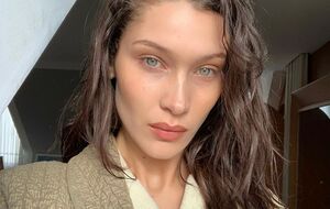 Хадід почала стосунки з The Weeknd у 2015 році