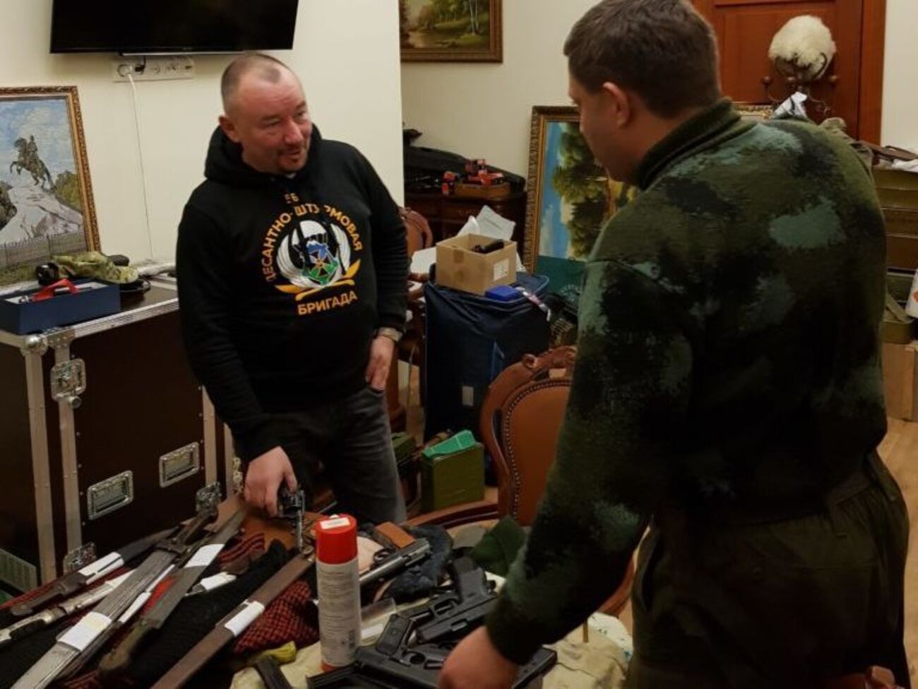 "Миротворец" показал Шейнина (слева) и Захарченко в "домашней обстановке" в кругу близких друзей