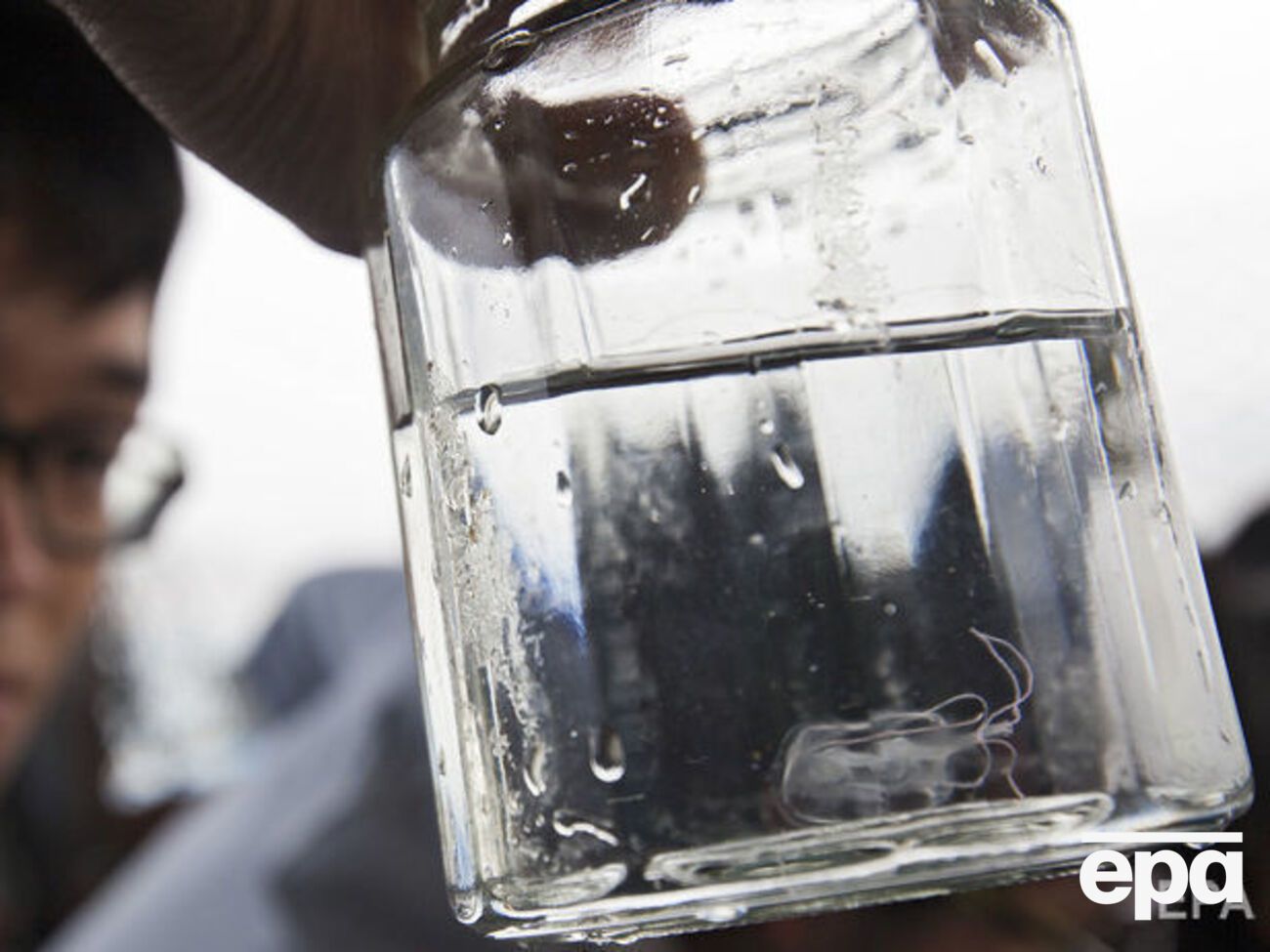 Пожарно-спасательные подразделения прибыли в учебное заведение после взрыва бутылки в руках у студентки