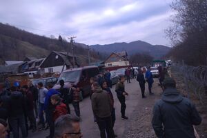 Щойно прикордонники розпочали встановлення огорожі на ділянці "Ділове", туди прибуло приблизно 40 молодиків, які вимагали зупинити роботи