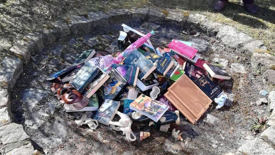 У багаття кинули також фігурки тварин, африканську маску і рожеву парасольку