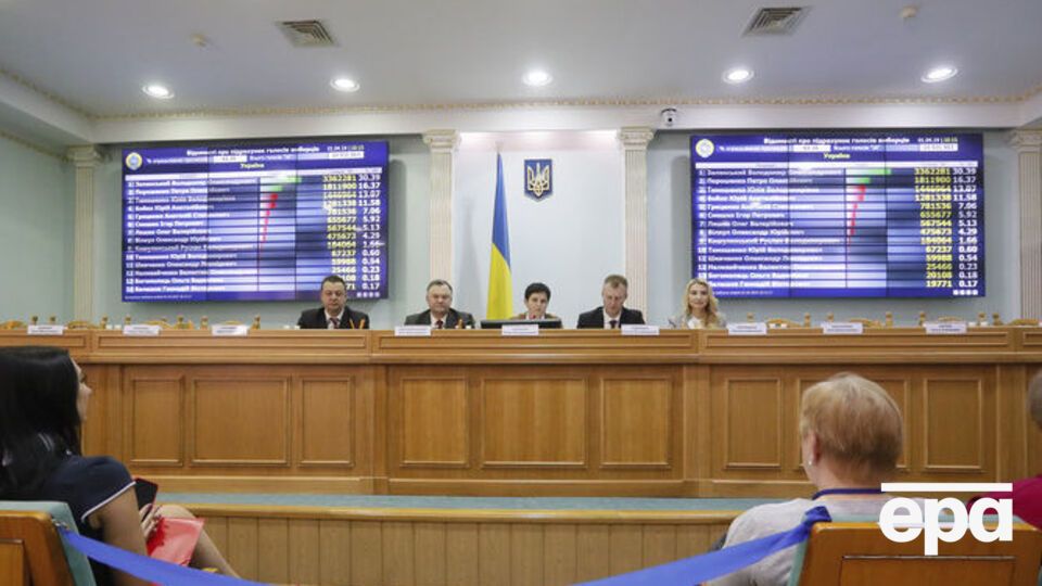 ЦИК продолжает принимать протоколы с мокрыми печатями