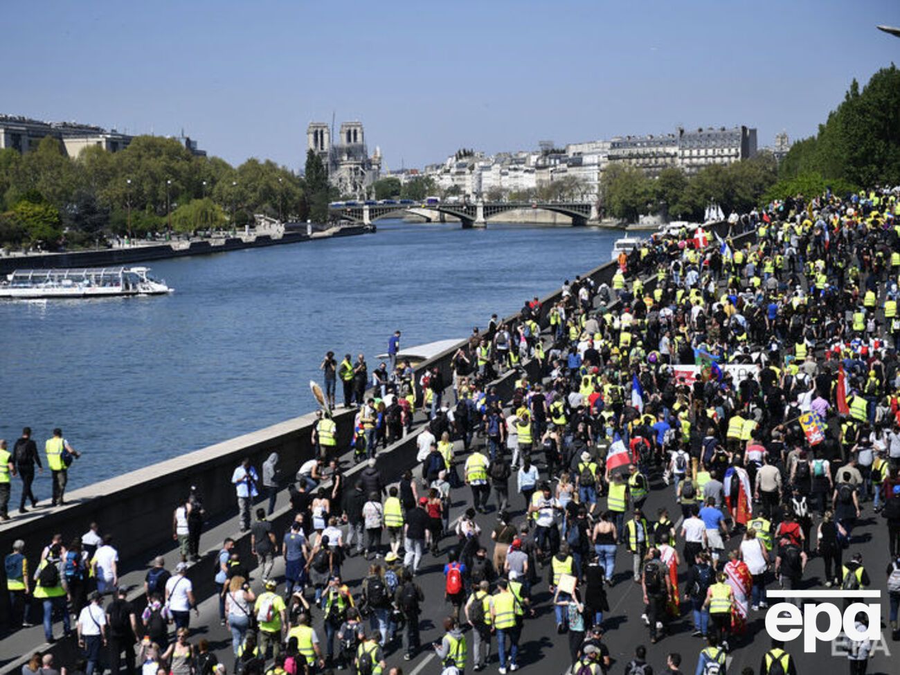 Порядок во Франции сегодня обеспечивают 60 тыс. полицейских и жандармов