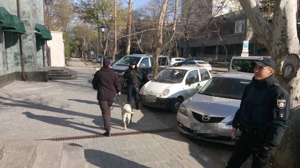 К 8.50 полицейские проверили здание телекомпании