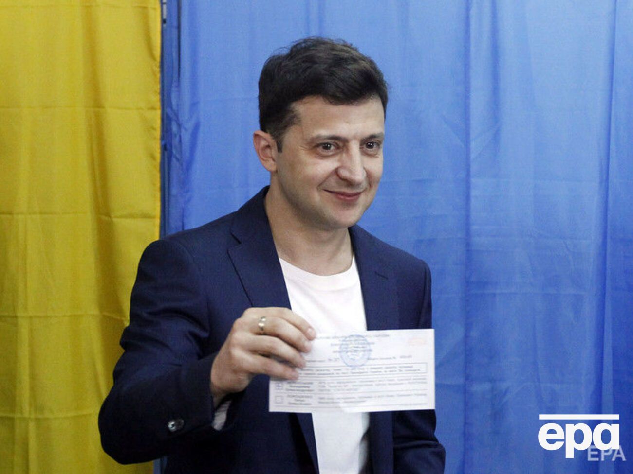 Зеленский держал бюллетень так, что было видно крестик на нем