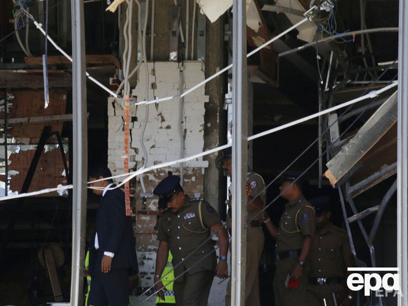 Взрывы в Шри-Ланке привели к гибели по меньшей мере 185 человек