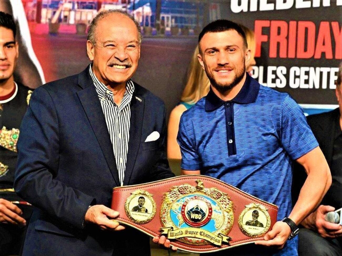 Чемпионский пояс WBO в легком весе находится у Ломаченко (на фото справа)