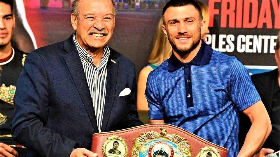 Чемпионский пояс WBO в легком весе находится у Ломаченко (на фото справа)