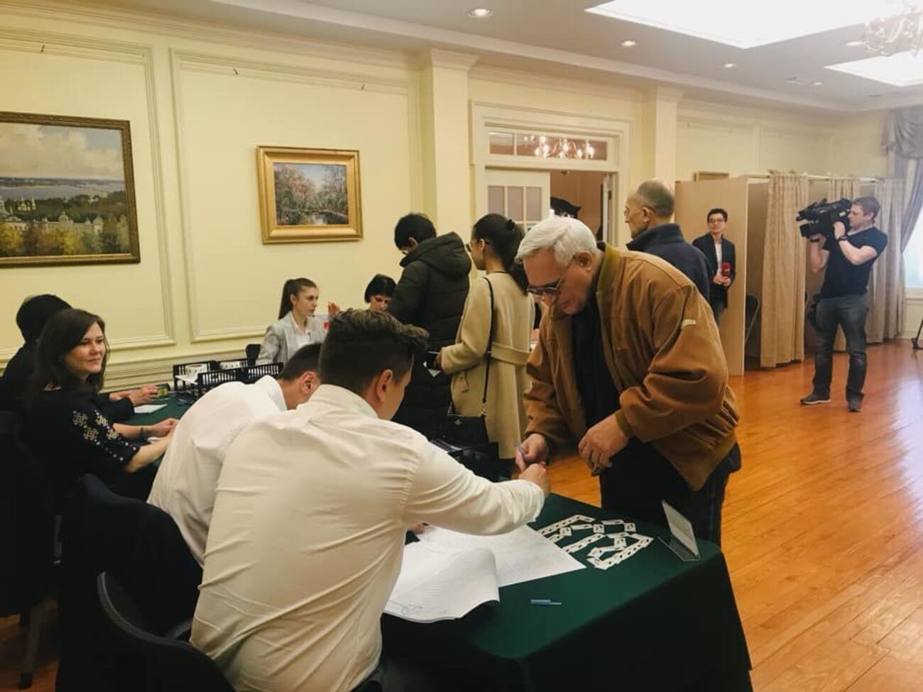 Голосование на избирательных участках в Нью-Йорке и Вашингтоне завершится в 3.00 по Киеву, в Чикаго &ndash; в 4.00 по Киеву