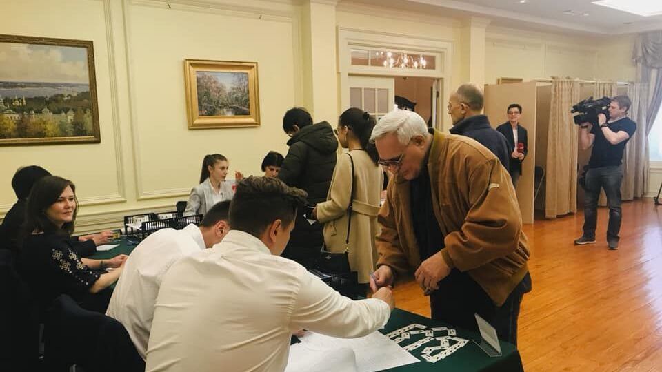 Голосування на виборчих дільницях у Нью-Йорку і Вашингтоні завершиться о 03.00 за Києвом, у Чикаго – о 04.00 за Києвом.