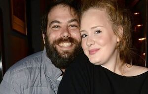 Адель и Коннеки намерены вместе воспитывать сына