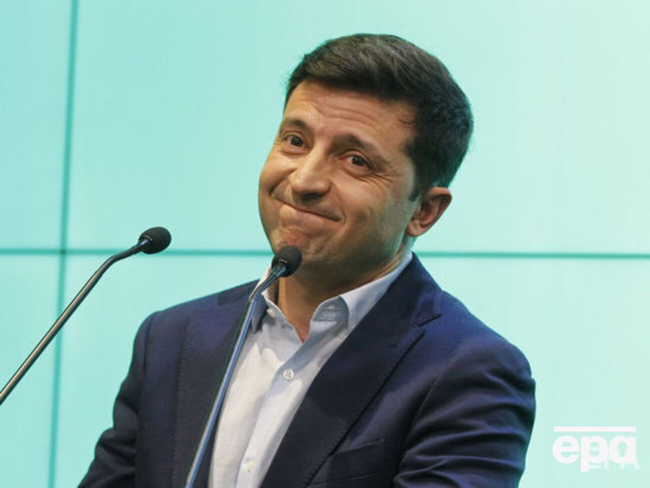 Зеленський лідирує у президентських перегонах