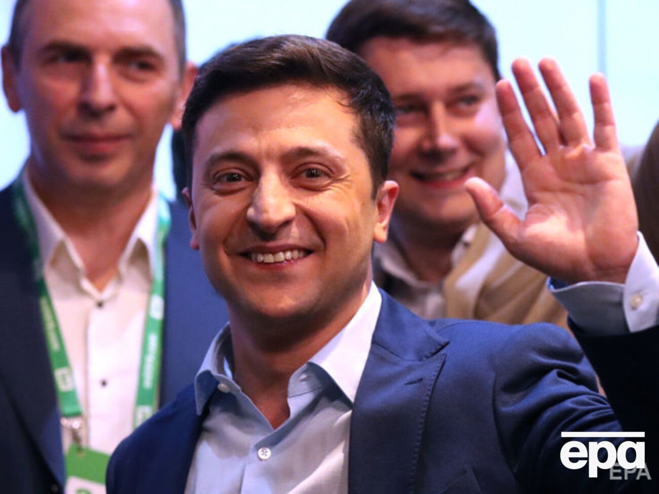 Зеленський перемагає у другому турі президентських виборів в Україні