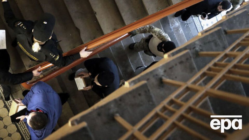 17 квітня суд у Москві продовжив строк арешту морякам