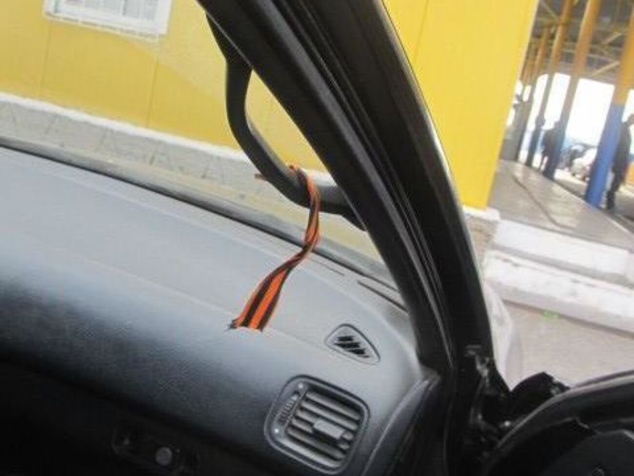 В ГПСУ напомнили, что с 2017 года в Украине установлена административная ответственность за изготовление или ношение георгиевской ленты