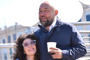 Дружина Бекмамбетова молодша за нього на 29 років