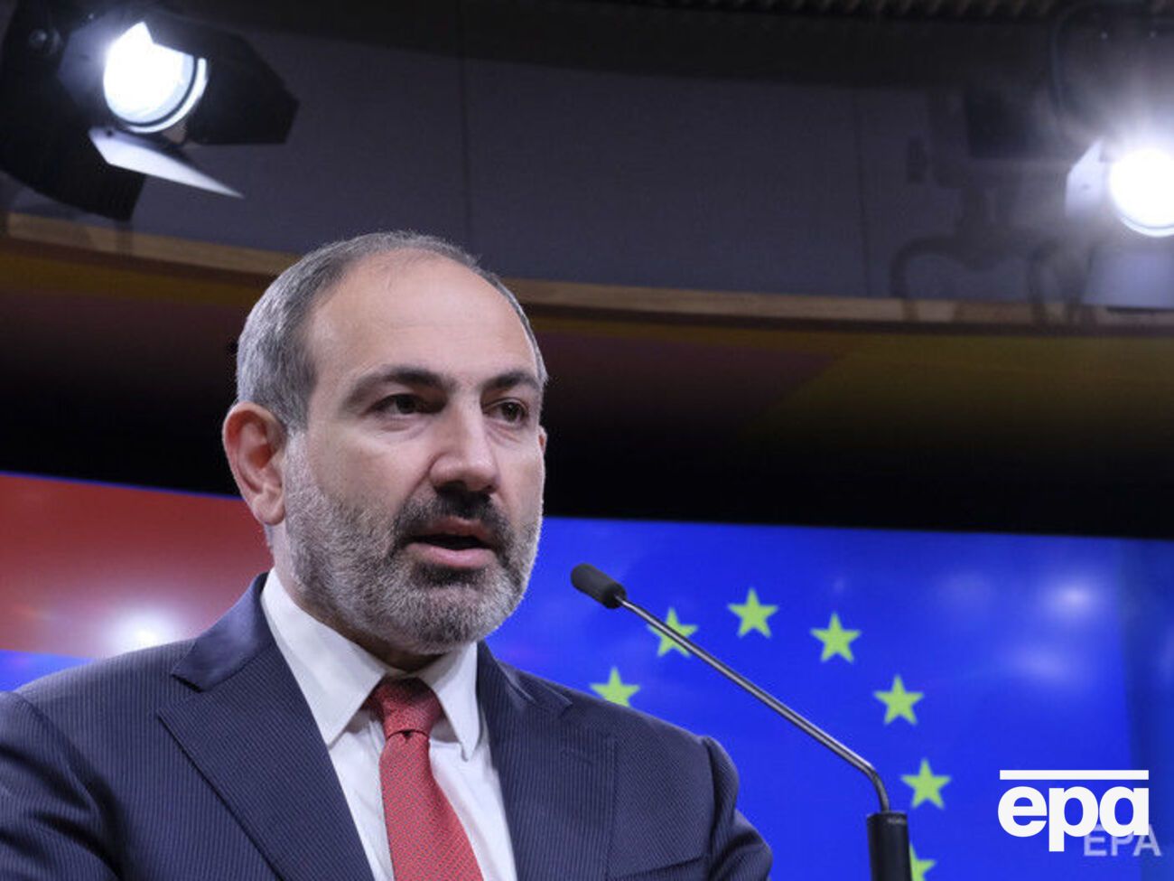 Пашинян: Щиро вітаю Володимира Зеленського з переконливою перемогою