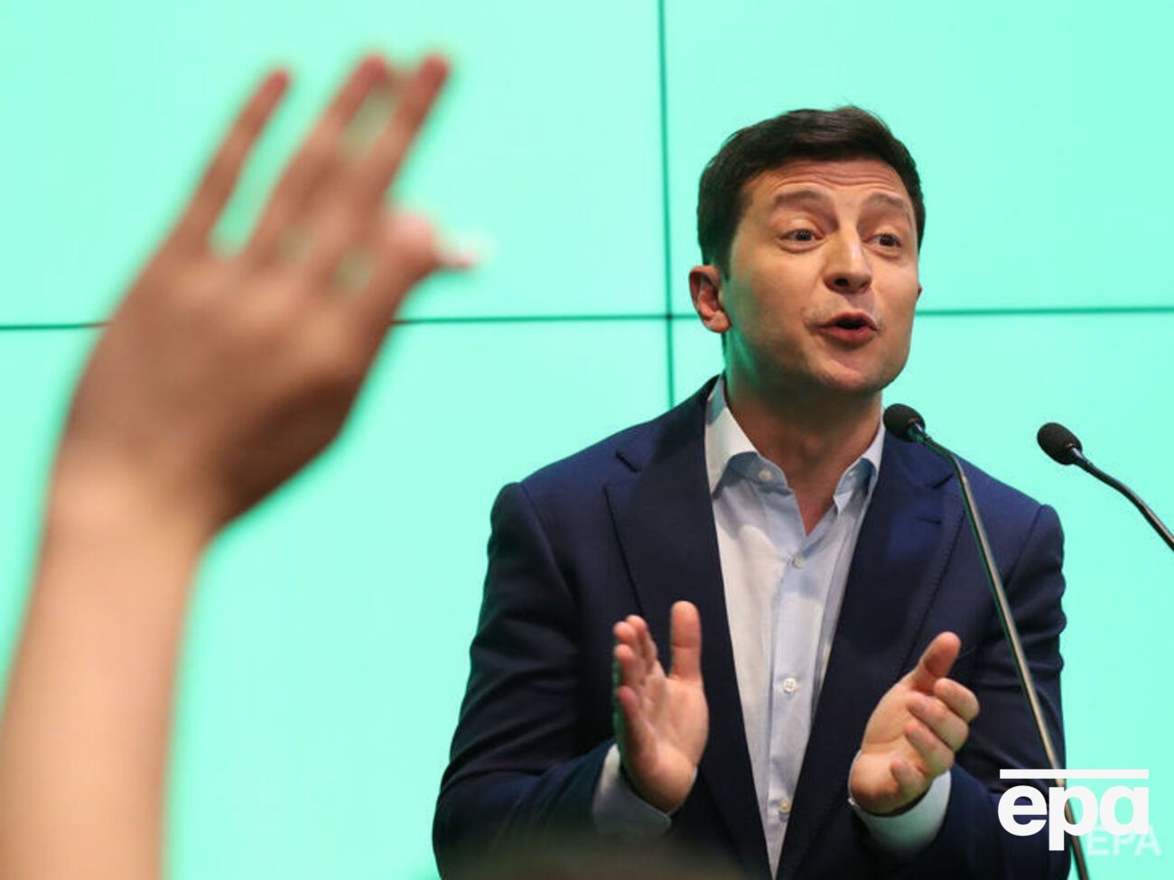 По словам жены, в штабе Зеленского говорят только по-украински