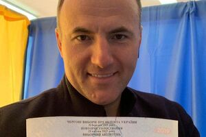 Фукс сфотографувався з бюлетенем