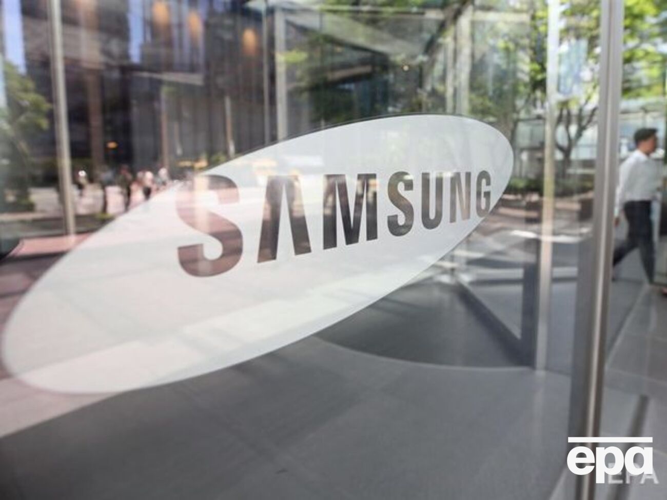 Новую дату поступления телефона в магазины объявят в течение ближайших недель