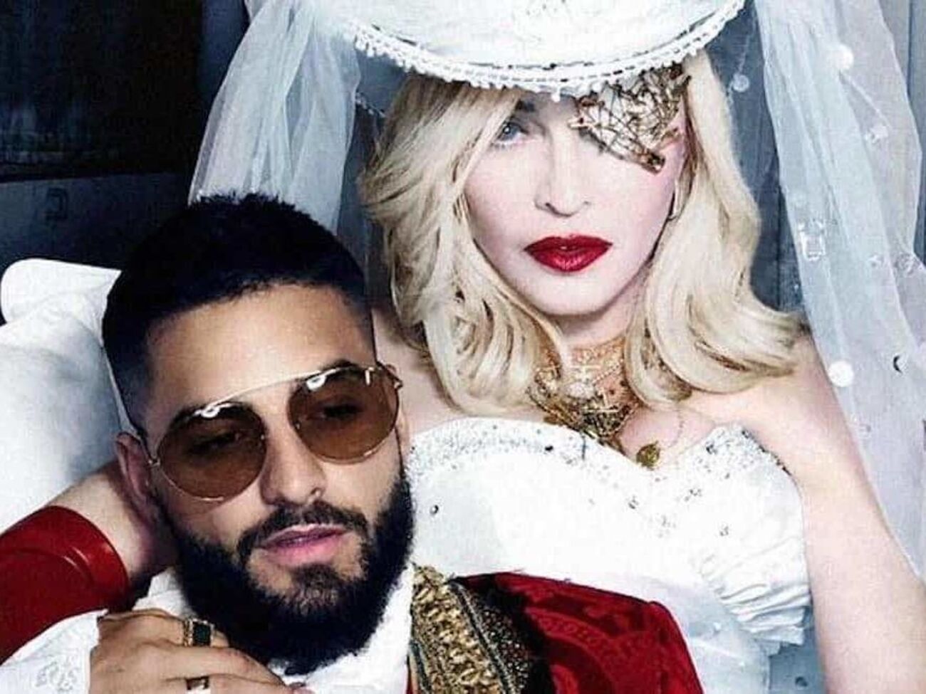 Мадонна примерила свадебное платье