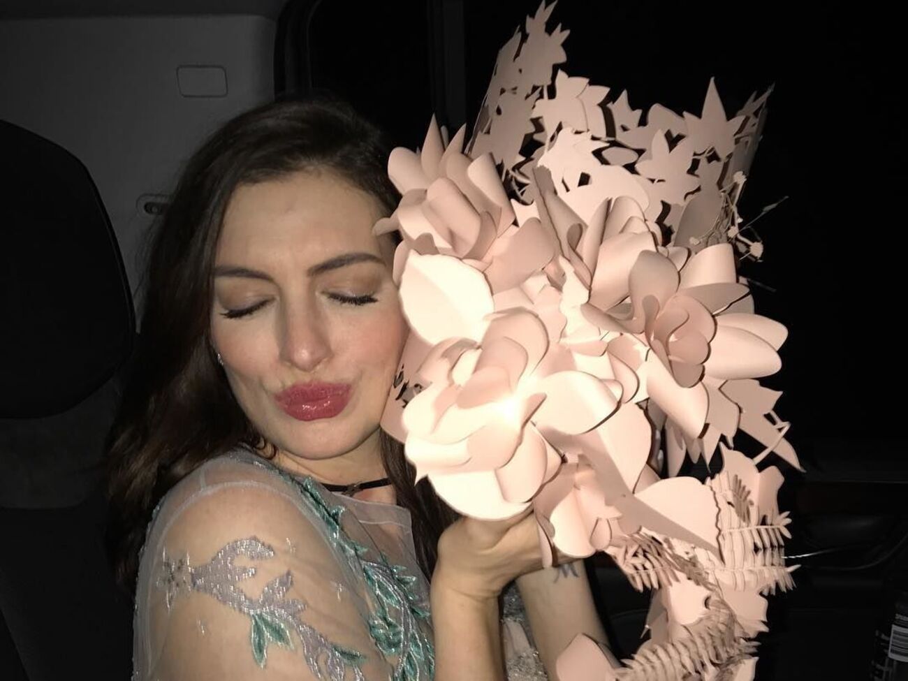 Хэтэуэй:&nbsp;Мне грустно, что мир говорит мне, будто моя кожа менее ценна, чем раньше, но я не слушаю и не согласна