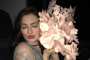 Хэтэуэй: Мне грустно, что мир говорит мне, будто моя кожа менее ценна, чем раньше, но я не слушаю и не согласна