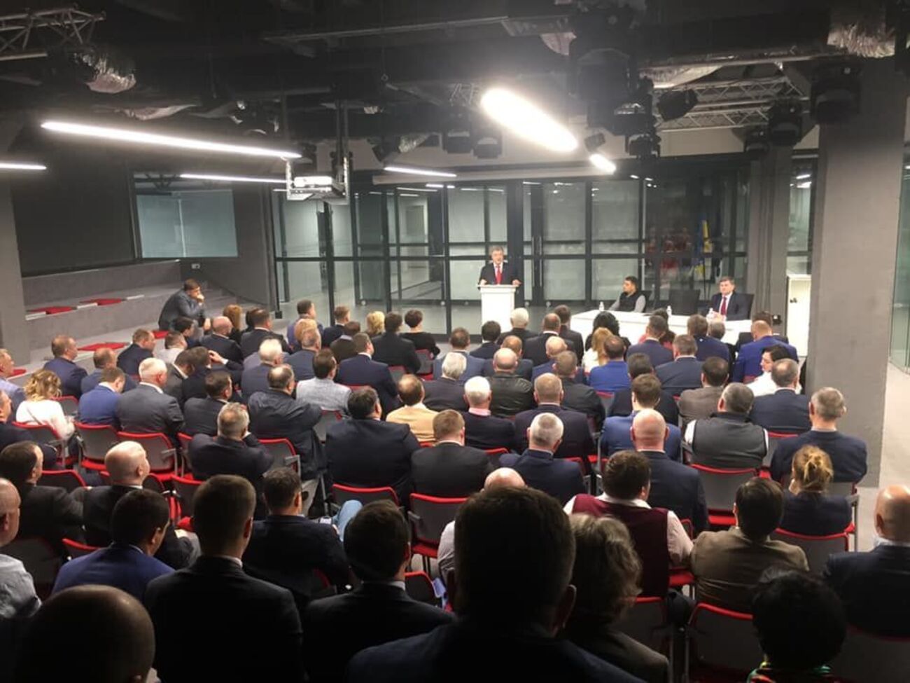 На закрытой встрече с Порошенко присутствовали не только представители его партии