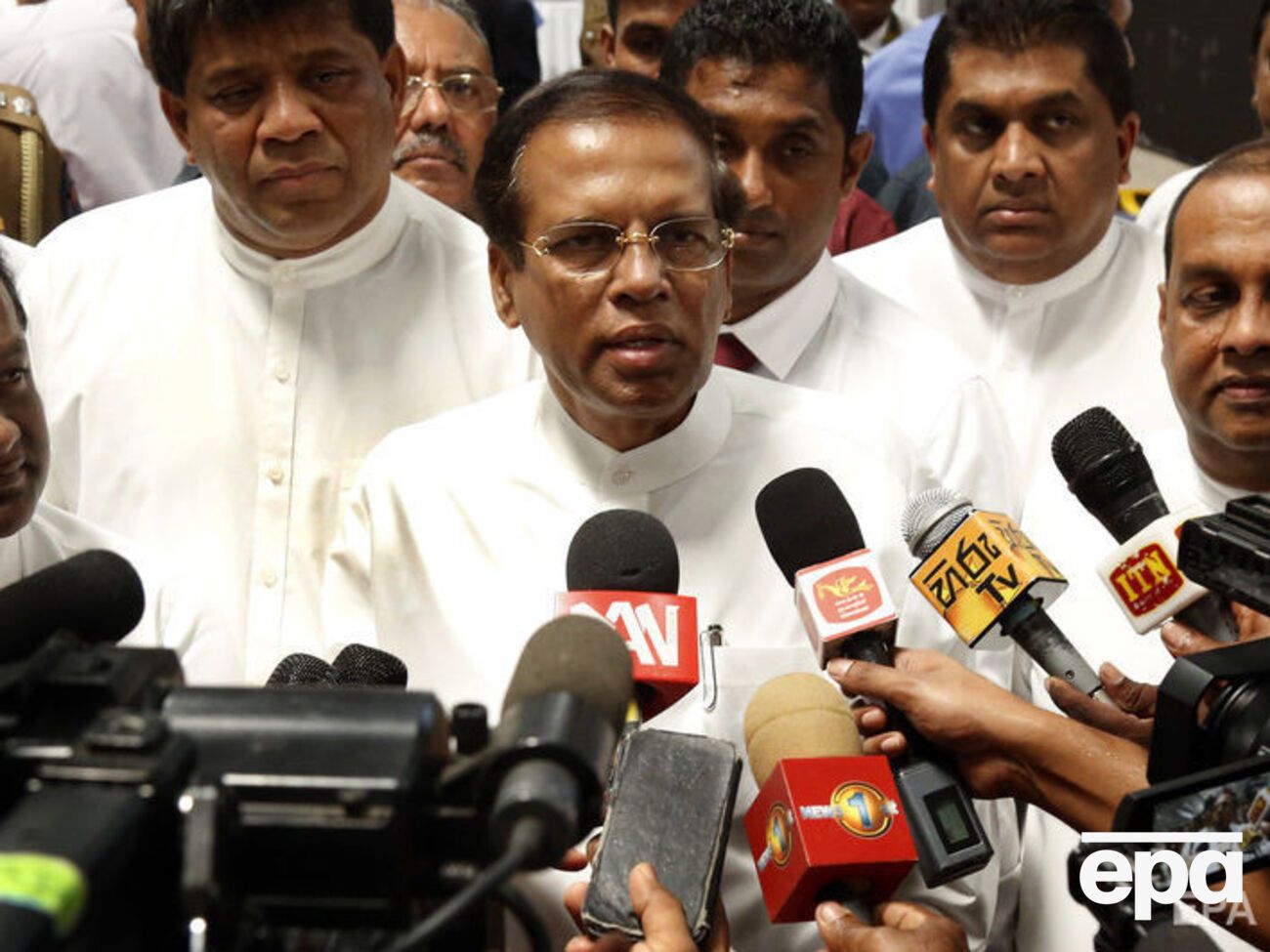 Уволить руководителей ведомств Сирисена (на фото в центре) пообещал в течение 24 часов