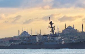 Ракетный эсминец ВМС США USS Ross вошел в акваторию Черного моря вечером 14 апреля