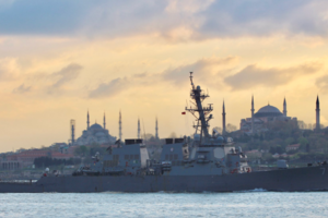 Ракетный эсминец ВМС США USS Ross вошел в акваторию Черного моря вечером 14 апреля