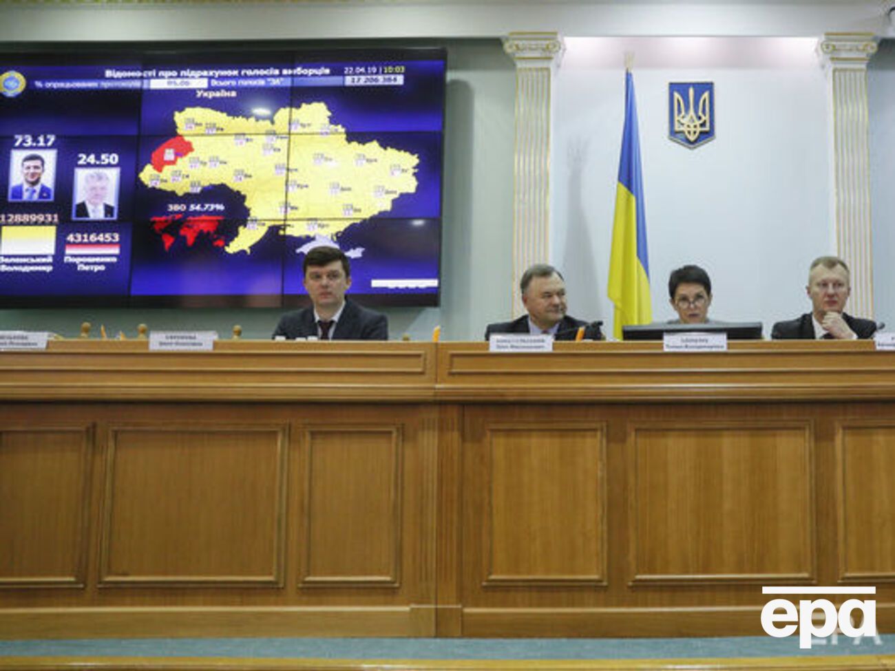 ЦВК і далі приймає протоколи з мокрими печатками