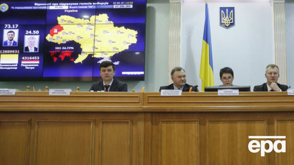 ЦВК і далі приймає протоколи з мокрими печатками