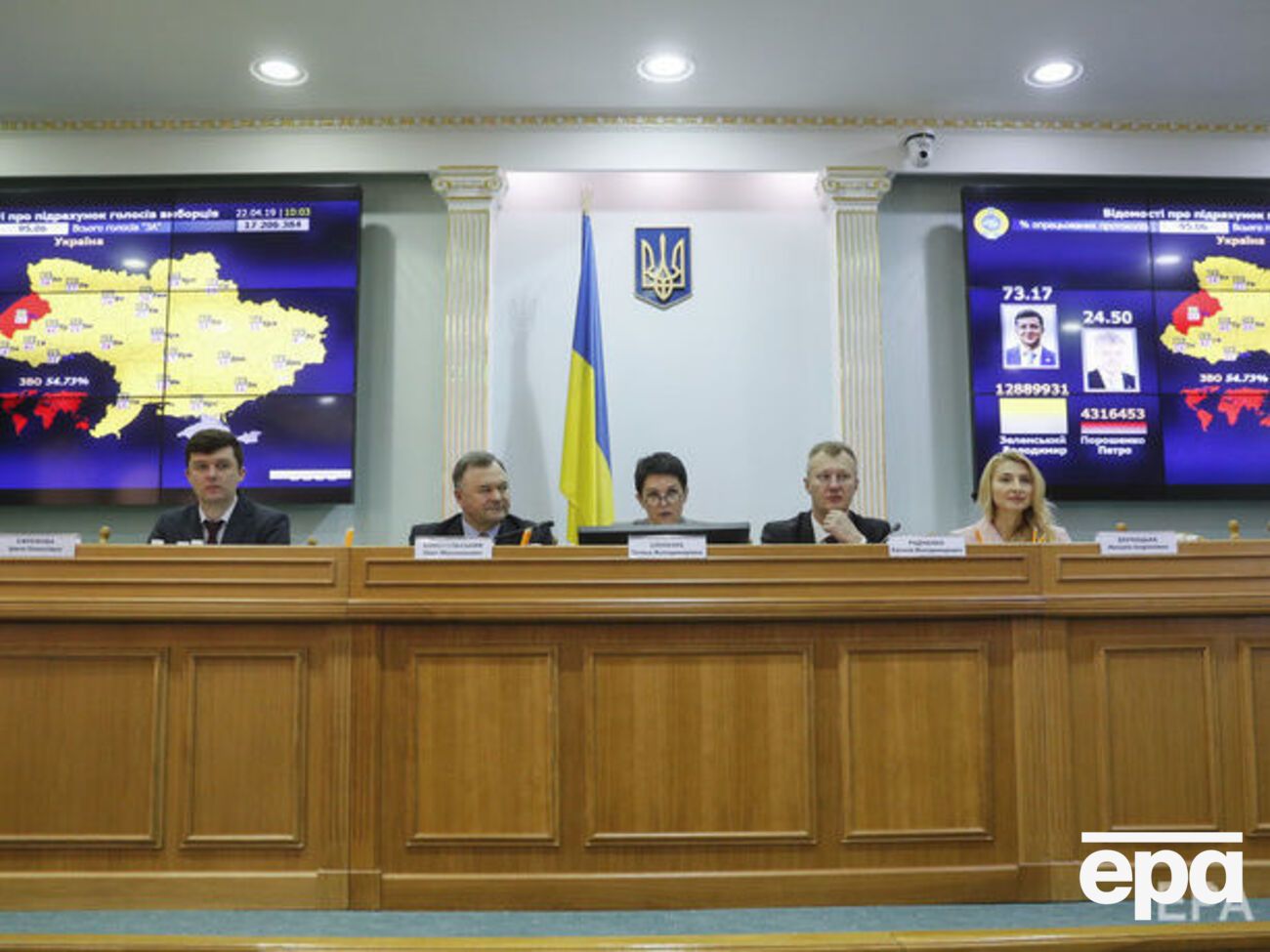 ЦВК продовжує приймати протоколи з мокрими печатками