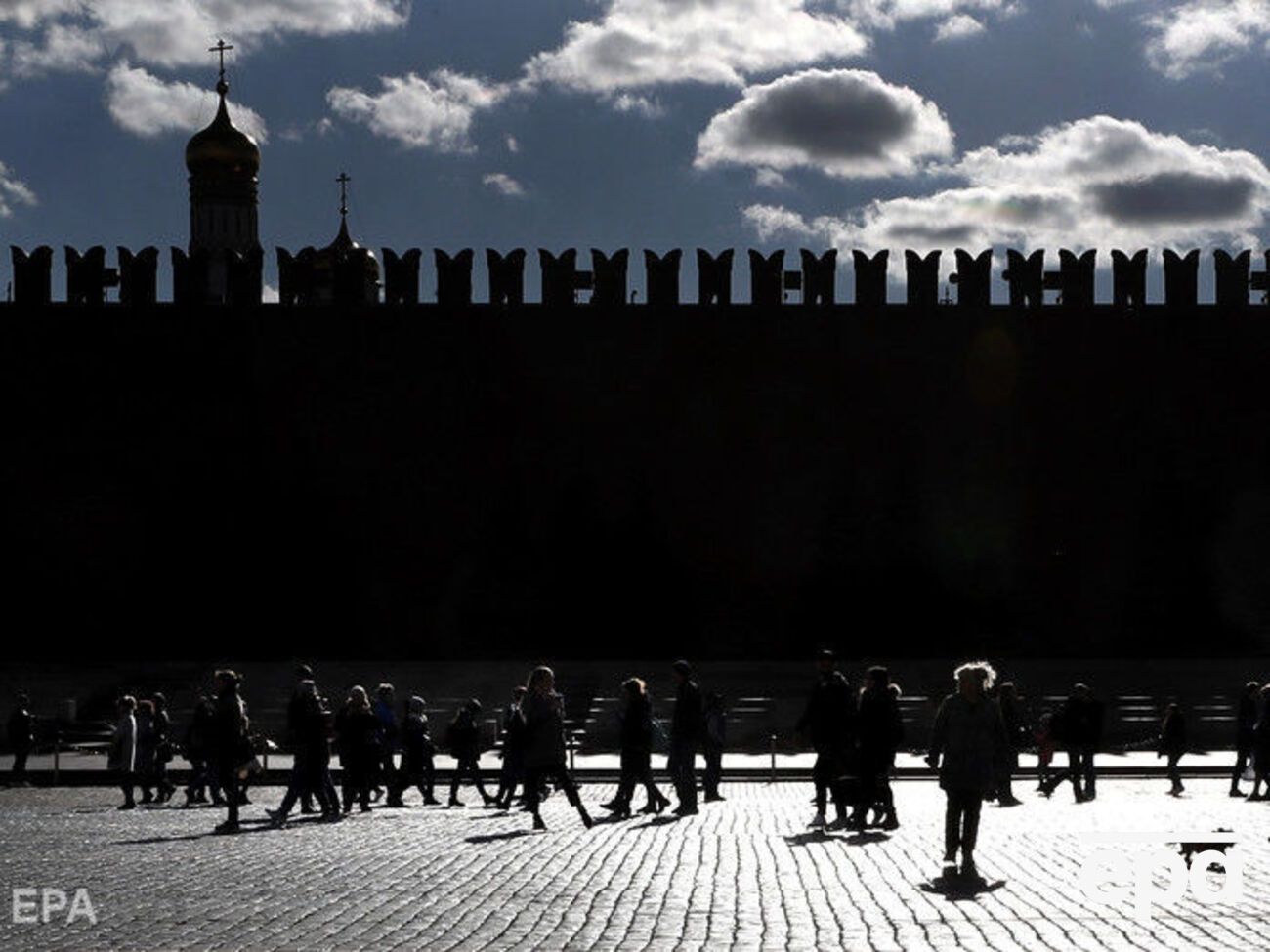 В Кремле решили избрать осторожную тактику по отношению к Зеленскому, пишет "Проект"