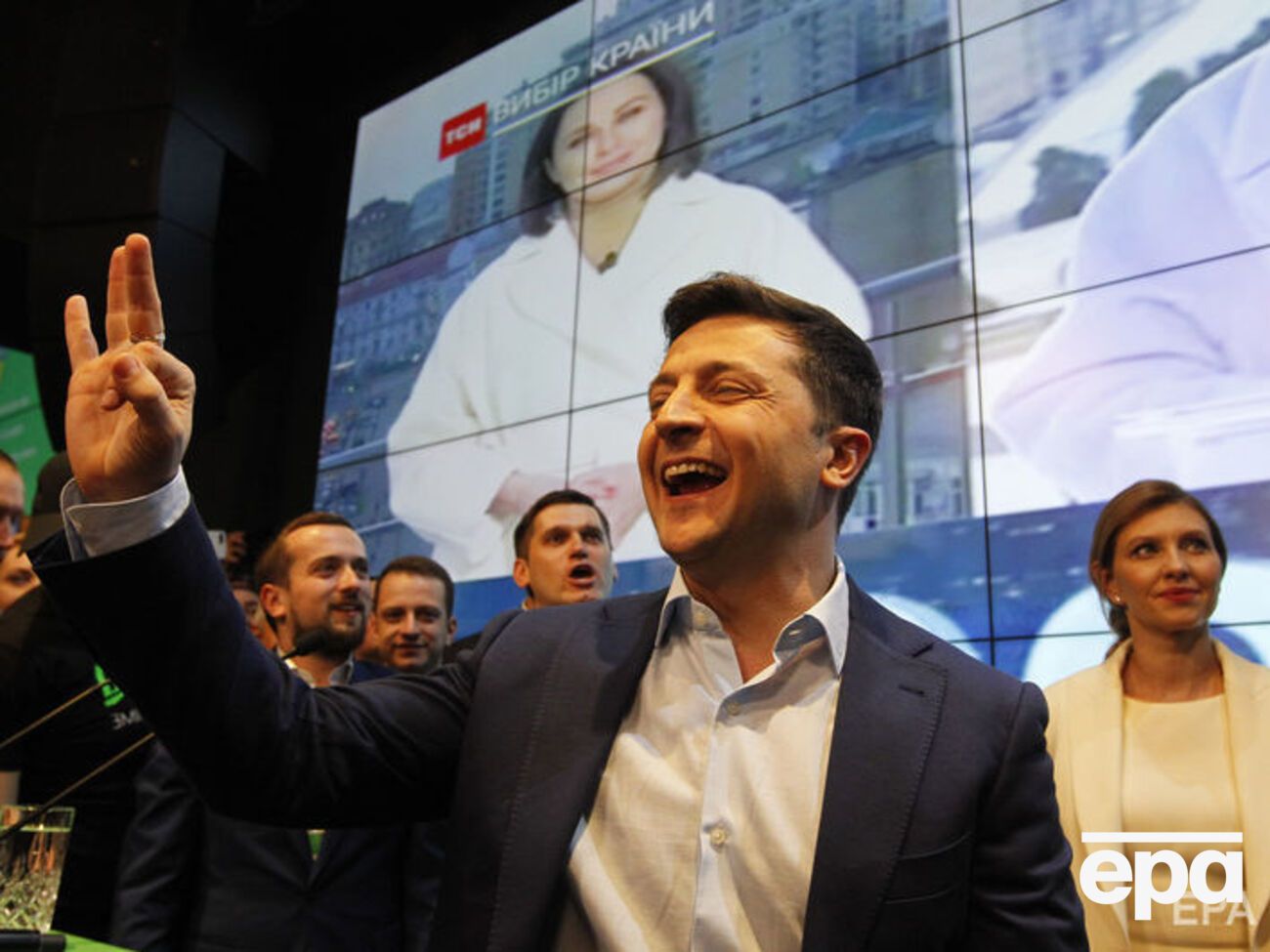 Зеленский побеждает на президентских выборах в Украине