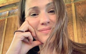 Издание People отметило внешность Гарнер и ее деятельность