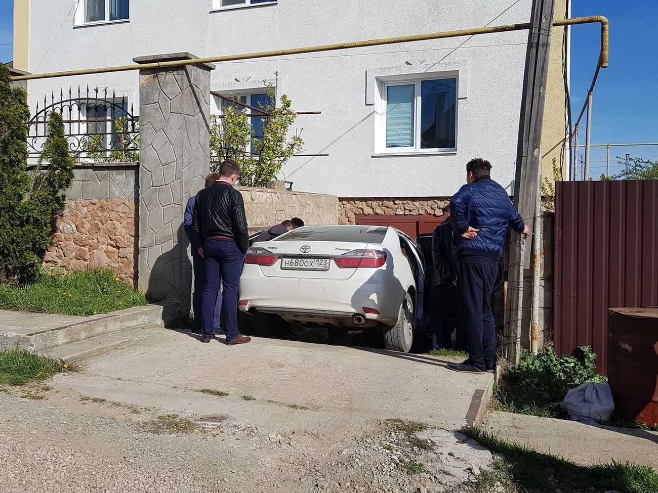 После следственных мероприятий Алимова увезли в отделение для дачи показаний