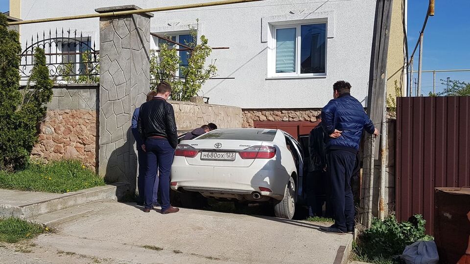 После следственных мероприятий Алимова увезли в отделение для дачи показаний