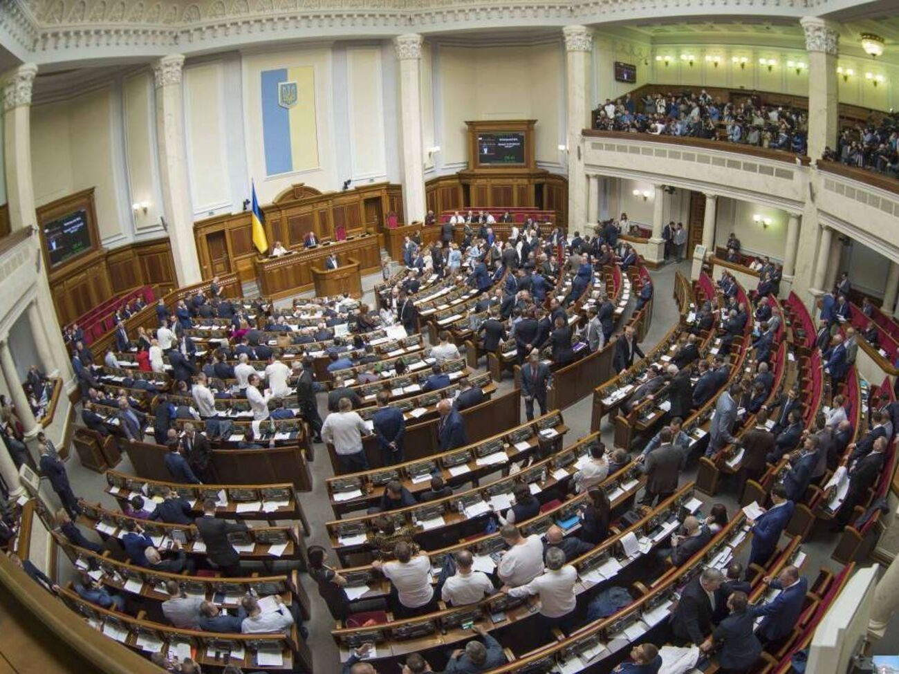 Парламент работает в штатном режиме